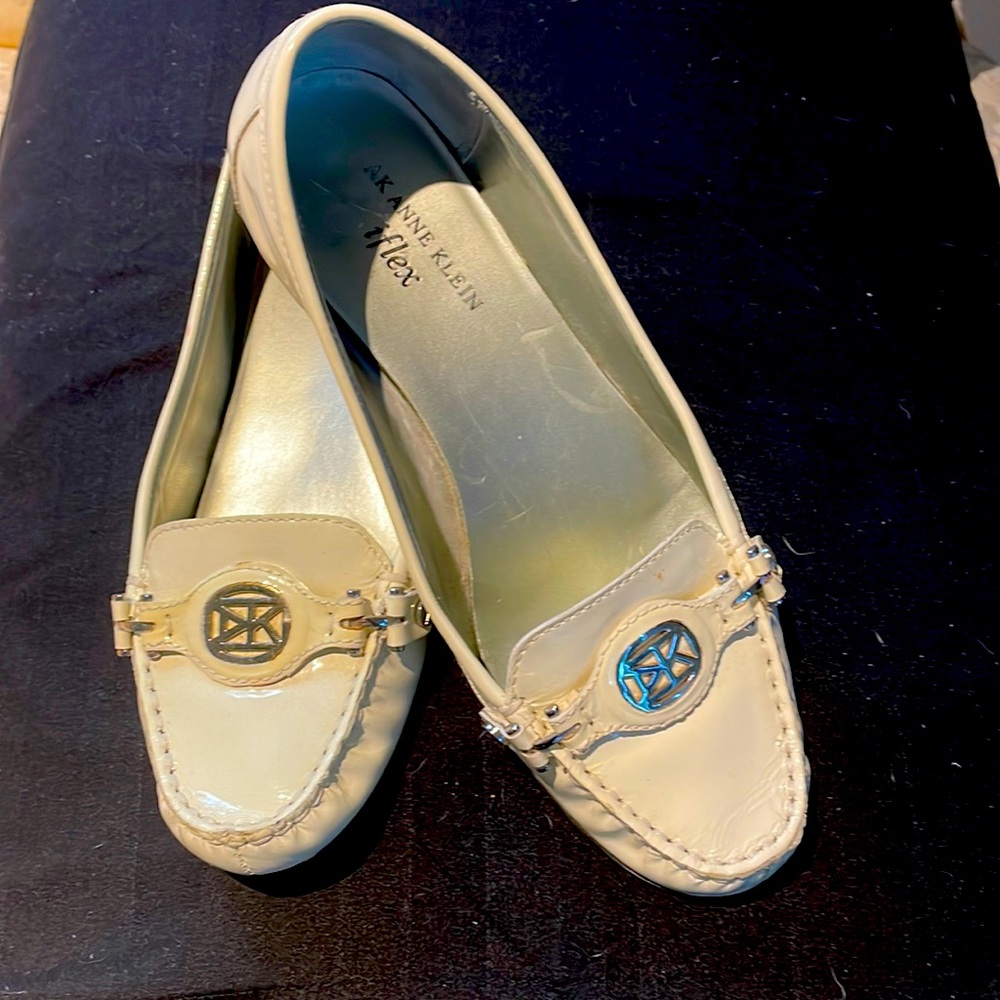 White patent leather iflex Anne Klein loafers